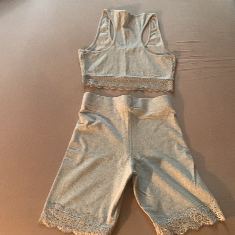 Selling a two piece set in very good condition any questions feel free to ask 😊